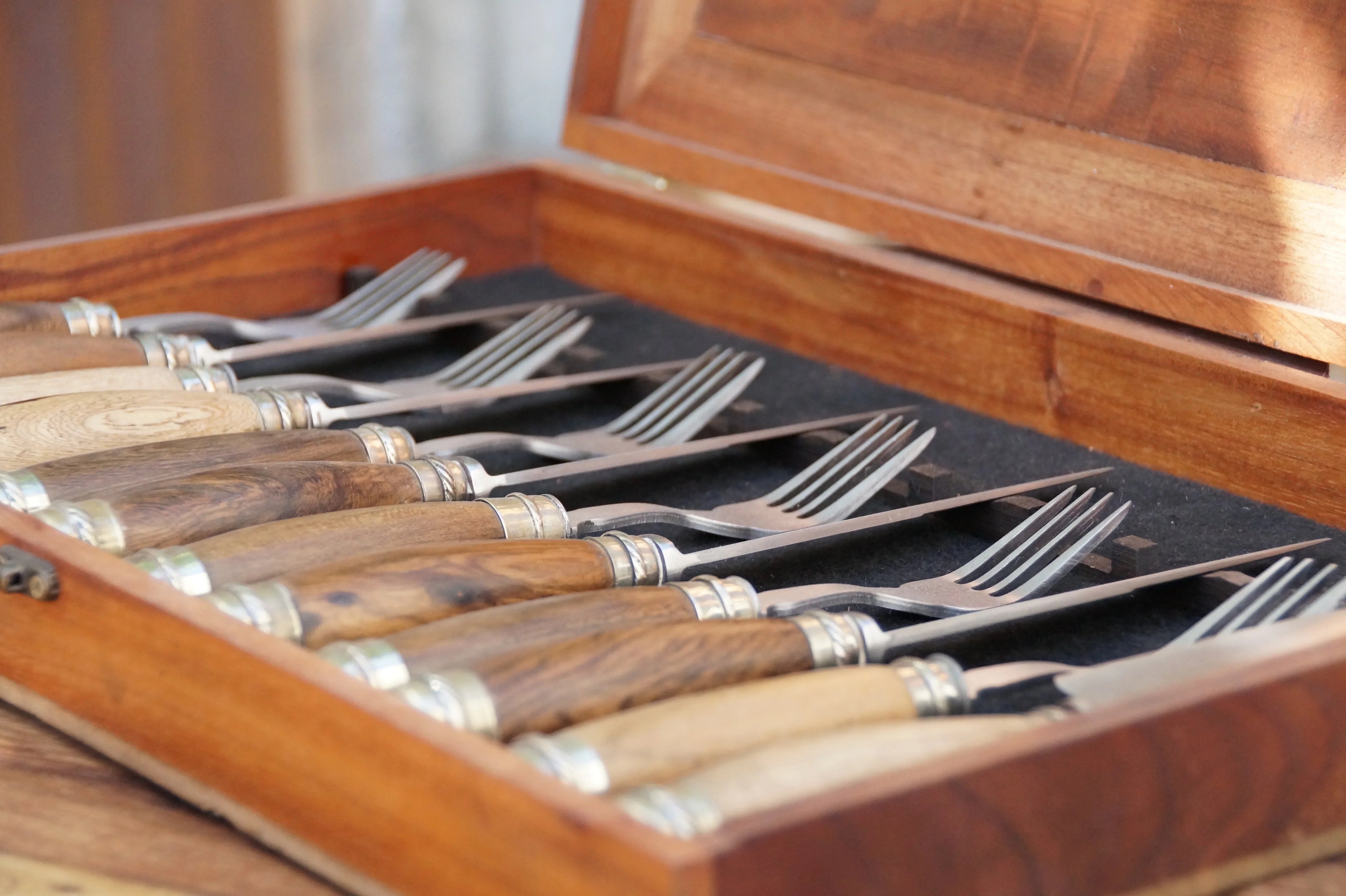 KNIVES